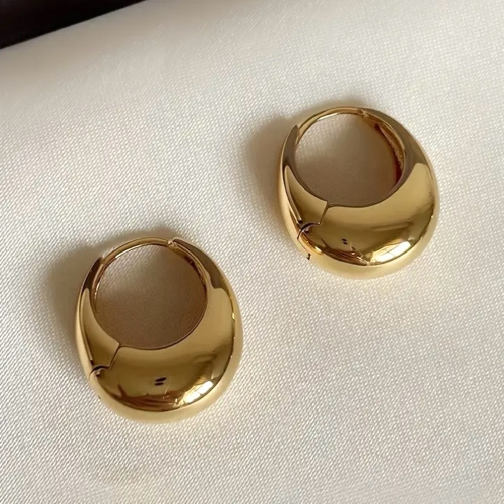 ✨Zara Petite Gold Huggie Earrings - Picture 3 of 6